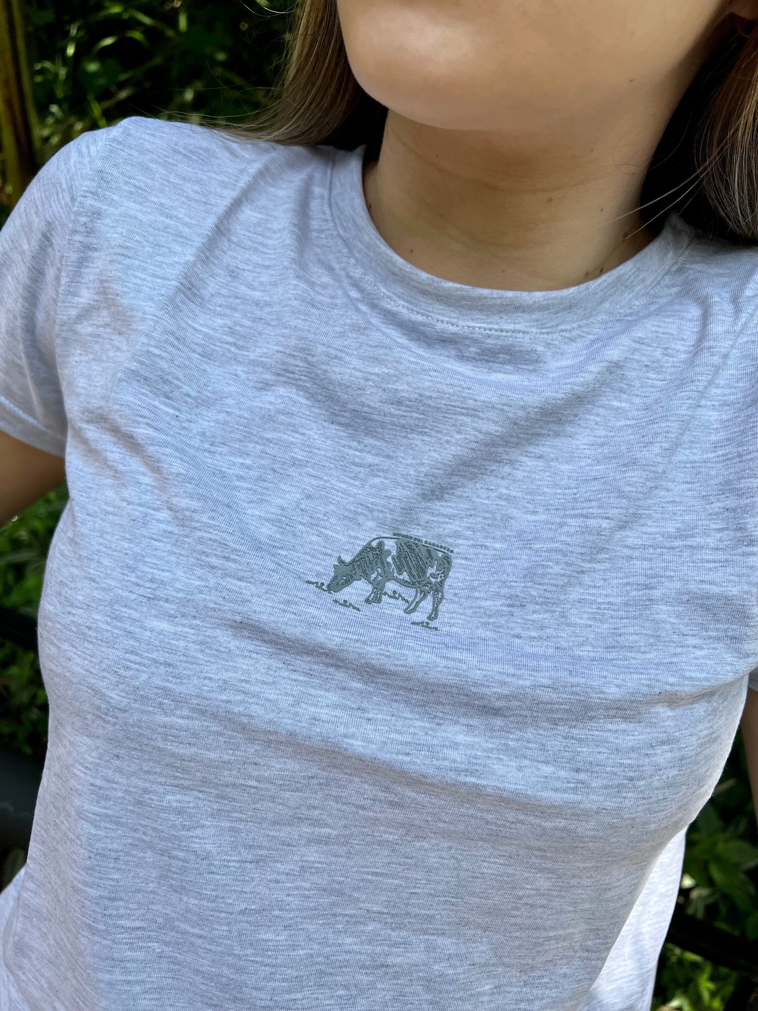 Camiseta Vaca Pastando Gris Mujer 0998
